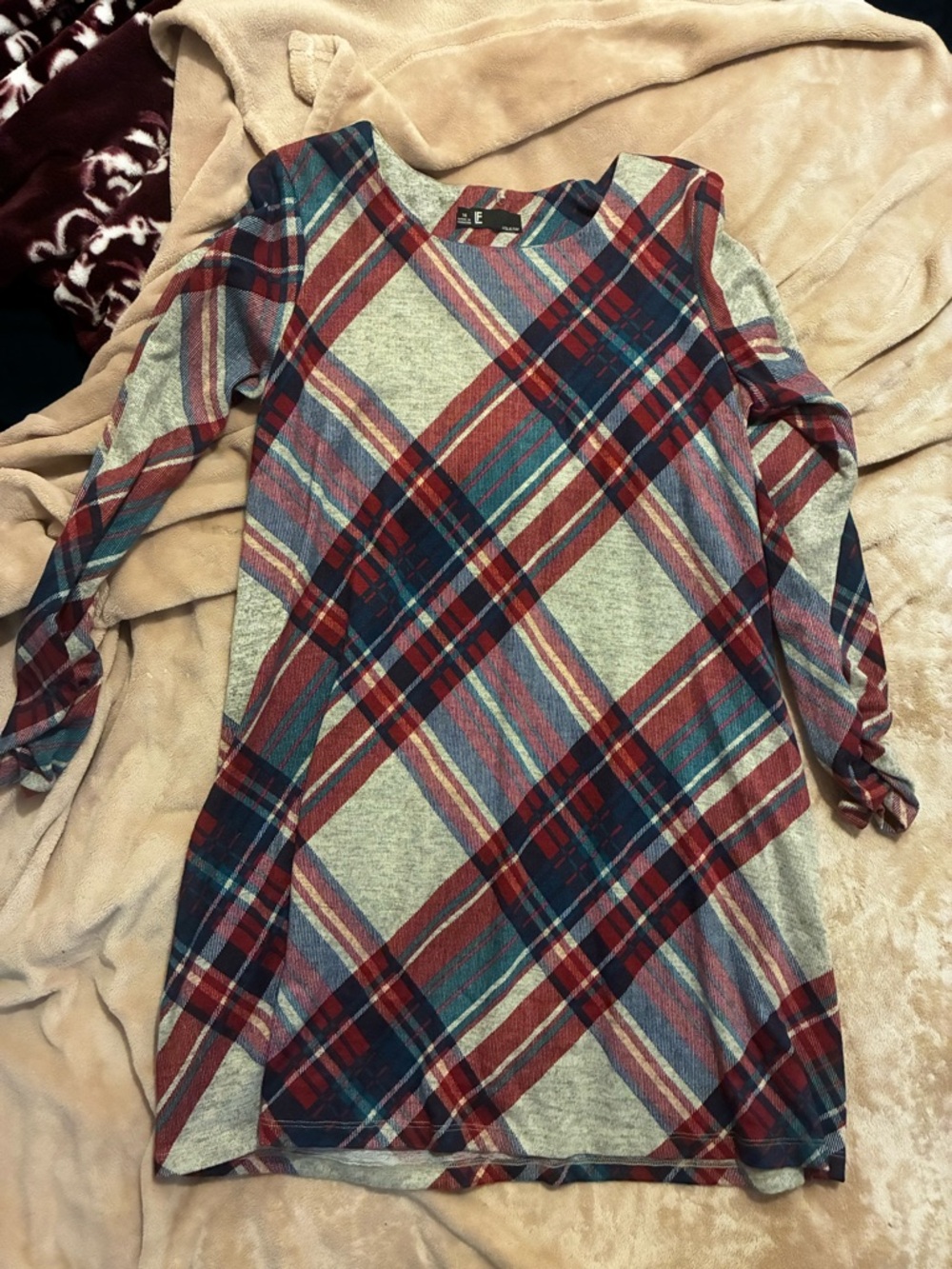 💰5/$10 Leslie Fay Diagonal Plaid Knit Top in Red, Teal & Navy